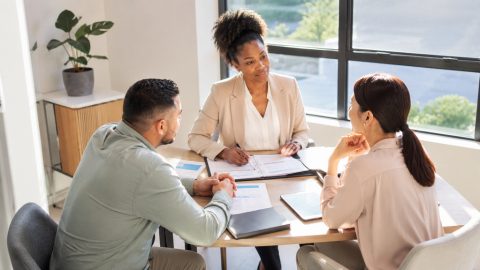 Quels sont les avantages d'un courtier local pour un projet de financement ?