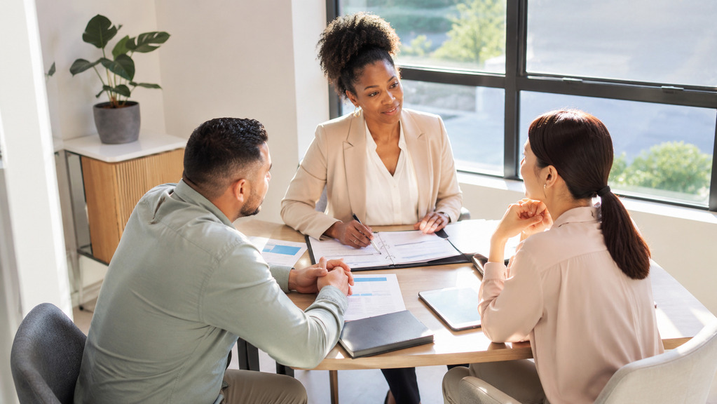 Quels sont les avantages d'un courtier local pour un projet de financement ?